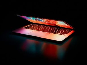 Un sibian a furat un laptop dintr-un magazin din Făgăraș, după ce a dezactivat sistemul de alarmă