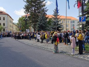 Profesorii brașoveni, protest în fața Prefecturii