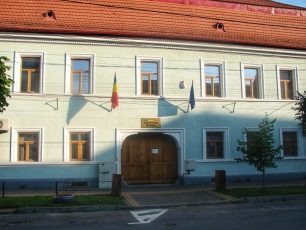 Hoț prins după un furt dintr-o benzinărie din Făgăraș, aflat deja sub control judiciar, lăsat în libertate