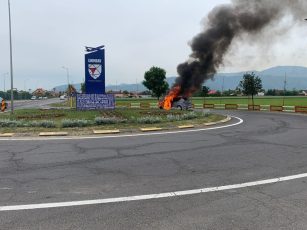 O mașină a luat foc în timp ce mergea pe DN 1