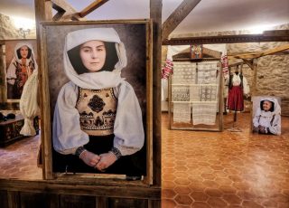 Costume populare, „De prin sate adunate”, expuse în Cetatea Făgăraș
