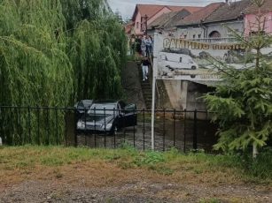 Mașină căzută în pârâu, la Beclean