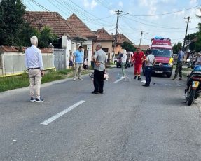 O femeie și copilul ei, aflați pe bicicletă, accidentați grav la Hurez