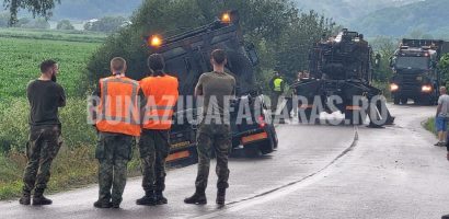 Un autovehicul militar al NATO a ajuns în șanț, pe drumul spre baza de la Cincu (VIDEO)
