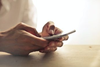 Doi profesori, din Brașov și Sibiu, au fost prinși cu telefon și ceas inteligent la examenul de titularizare