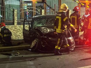 Accident grav în fața restaurantului Transilvania: două mașini s-au ciocnit frontal