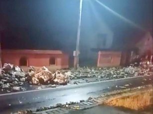 DN1, „îmbătat” cu bere: un camion a intrat într-un stâlp, în satul Mândra