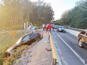Accident între Codlea șI Vlădeni. Una dintre mașini a ajuns în șanț