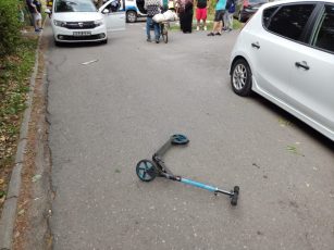 Minor aflat pe trotinetă, accidentat de un taxi în cartierul Negoiu
