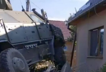 Un blindat NATO din Cincu a ajuns în curtea unei case, în urma unui accident