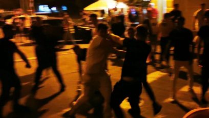 Bătaie între elevi, filmată în centrul Făgărașului. Scandal în fața primăriei cu îngăduința Poliției Române