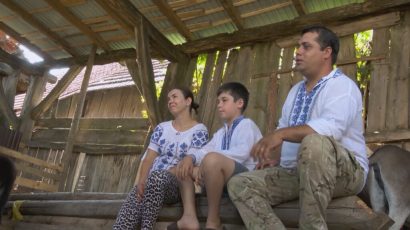 O familie s-a întors în Țara Făgărașului după 20 de ani petrecuți în Marea Britanie și și-a deschis o fermă cu măgărițe