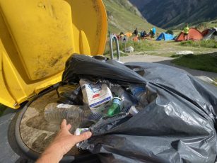 Unde calcă omul prost crescut, gunoi rămâne. Mizerie de nedescris la Refugiul Viștea din Munții Făgăraș