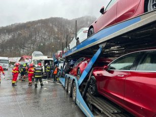Două camioane care transportau autoturisme s-au ciocnit la Boița