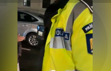 Un bărbat lovit de mașină a zăcut zeci de minute pe șosea, în fața sediului Poliției Codlea