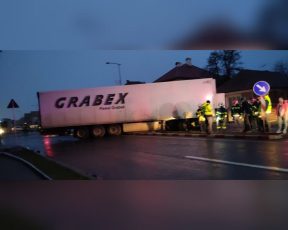 Un tir a blocat circulația în Făgăraș, în giratoriul de la spital