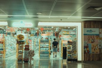 O făgărășeancă a fost arestată după ce a furat un plic cu bani, uitat în farmacie