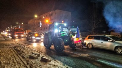 Trafic paralizat pe DN1: Făgărașul, blocat de sute de mașini și tractoare