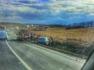 Șofer rănit, după ce a acroșat remorca unui camion și a ajuns într-un șanț între Șercaia și Perșani