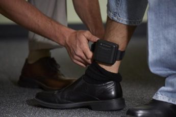 Unui bărbat i s-a montat brățară de monitorizare, după ce și-a bătut concubina