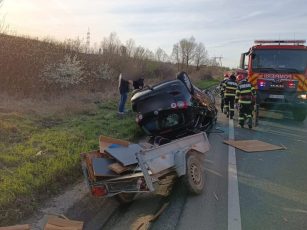 Un șofer băut a intrat cu mașina într-un cap de pod și s-a răsturnat pe DN1, la Veștem