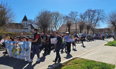Copii, tineri și adulți din Țara Făgărașului susțin dreptul la viață
