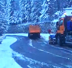 Transfăgărășanul rămâne închis. Drumarii continuă deszăpezirea (VIDEO)