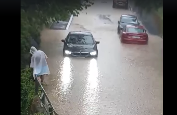 DN 1, blocat în zona şoselei de centură a staţiunii Sinaia, din cauza unei ploi torenţiale