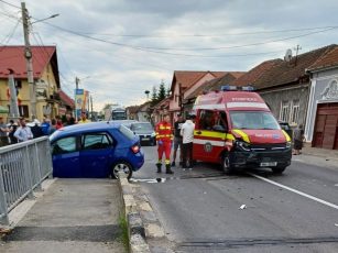 Autospecială SMURD implicată într-un accident rutier, la Beclean. O persoană a fost rănită