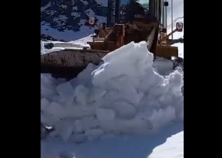 A început deszăpezirea Transfăgărășanului. Drumul ar putea fi deschis mult mai devreme