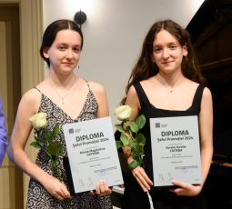 Surori gemene din Brașov, șefe de promoție la aceeași facultate: „N-a fost concurenţă, aş spune cooperare”