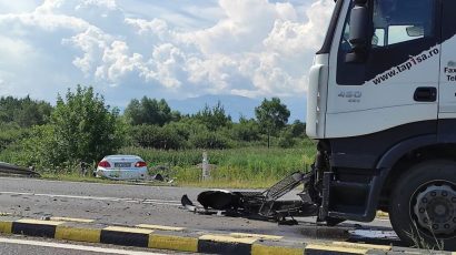 Mașină lovită de TIR, între Făgăraș și Mândra. O femeie a avut nevoie de ajutorul medicilor