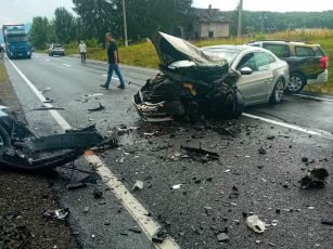 Accident grav cu trei autoturisme, între localitățile Vlădeni și Perșani