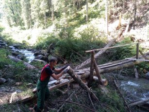 Salvamontiștii reabilitează podețele distruse de viitură în Valea Viștișoara