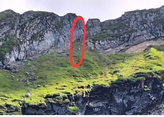 Doi turişti au rămas blocaţi pe stânci în Munţii Făgăraş