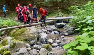 Drumul care duce spre vârful Moldoveanu a fost rupt de o viitură. Zeci de turiști au fost evacuați