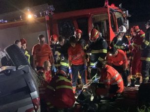 Tânărul de 19 ani, care s-a răsturnat cu mașina, a decedat