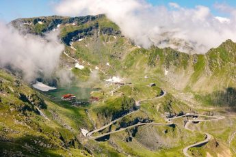 Transfăgărășan împlinește, astăzi, 50 de ani/ Nu Ceaușescu a avut ideea construirii/ 5 povestiri ale ghizilor montani