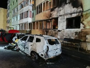 O mașină s-a făcut scrum la Codlea. Incendiul s-a extins la blocul din apropiere