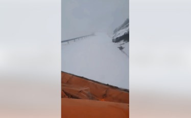 Ninge abundent pe Transfăgărășan. Drumarii intervin pentru deszăpezire