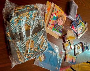 Peste 300 de elevi din Făgăraș au primit rechizite gratuite