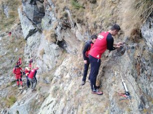 Salvamontiștii și voluntarii, amplă acțiune pe Muchia Drăgușului pentru siguranța turiștilor