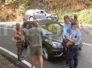 Un bărbat cu copilul în brațe a încercat să se fotografieze cu urșii pe Transfăgărășan (video)