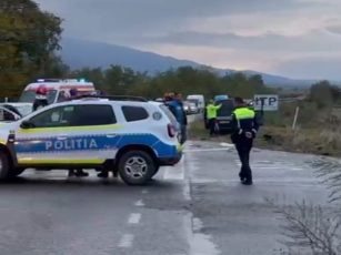 Accident rutier între Gura Văii și Lisa. O victimă a rămas blocată în mașină, intervine elicopterul SMURD