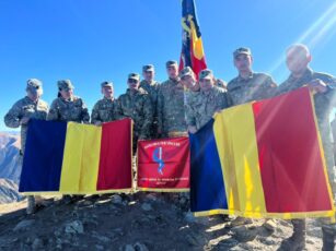 Militarii români și francezi au cucerit Vârful Moldoveanu de Ziua Armatei României