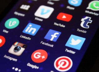Lege adoptată. Închisoare pentru cei care instigă la ură în mediul online