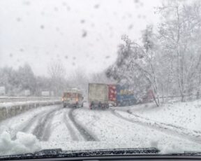 Trafic blocat la Perșani din cauza zăpezii