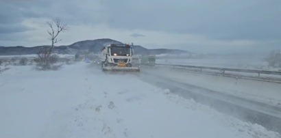 Vânt puternic de peste 100 km/h pe DN 1. Drumarii intervin între Codlea și Ghimbav