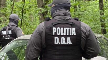Doi bărbați, prinși în flagrant în timp ce ofereau mită unui polițist brașovean