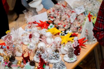 Studenți din Brașov au strâns 7.500 de lei pentru nevăzători, în timp record, la Târgul de Crăciun